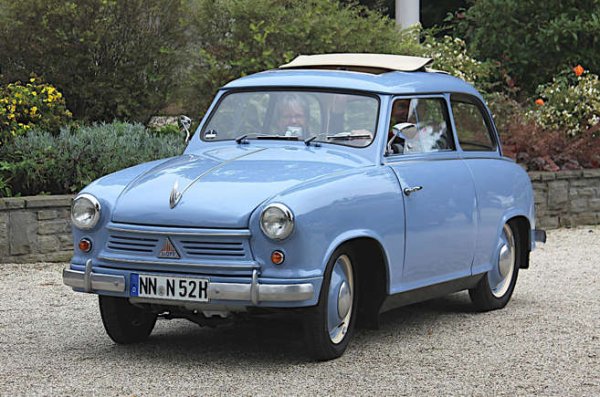 Беше споменато, Lloyd се слива с Hansa в първите години на 20 век. Става част от империята Borgward и известно време след това името му се появява само върху търговски превозни средства. През 50-те години на миналия век  се завръща в света на автомобилите, украсявайки различни микроколи, оборудвани с малки двуцилиндрови двигатели (LP400 на снимката). 

Е, през 1959-а Lloyd представя Arabella, която има 897-кубиков четирицилиндров двигател и по-късно е преименувана на Borgward.

Този Lloyd нямаше нищо общо с едноименната британска компания, която също прави много малки коли в един момент.